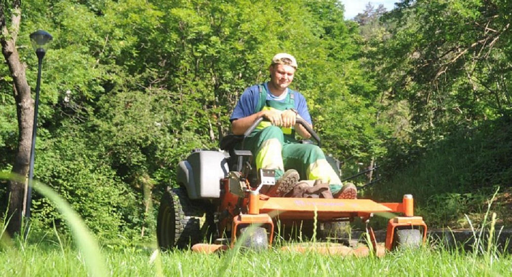 ÖN RÉSZT VENNE HASONLÓBAN TATABÁNYÁN? Van, ahol már a lakosság segítségét kérik a fűnyíráshoz