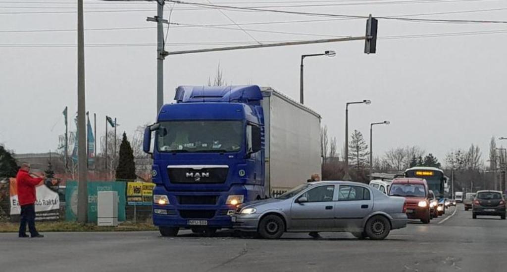 Egy személyautó és egy kamion ütközött össze Tatabányán az ipari parkban: nagy a  a torlódás