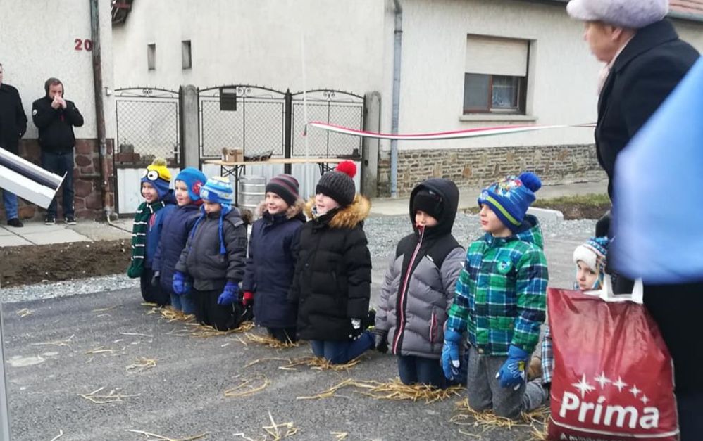 Ön engedné, hogy a gyereke egy tatabányai politikus előtt az utcán térdepeljen?