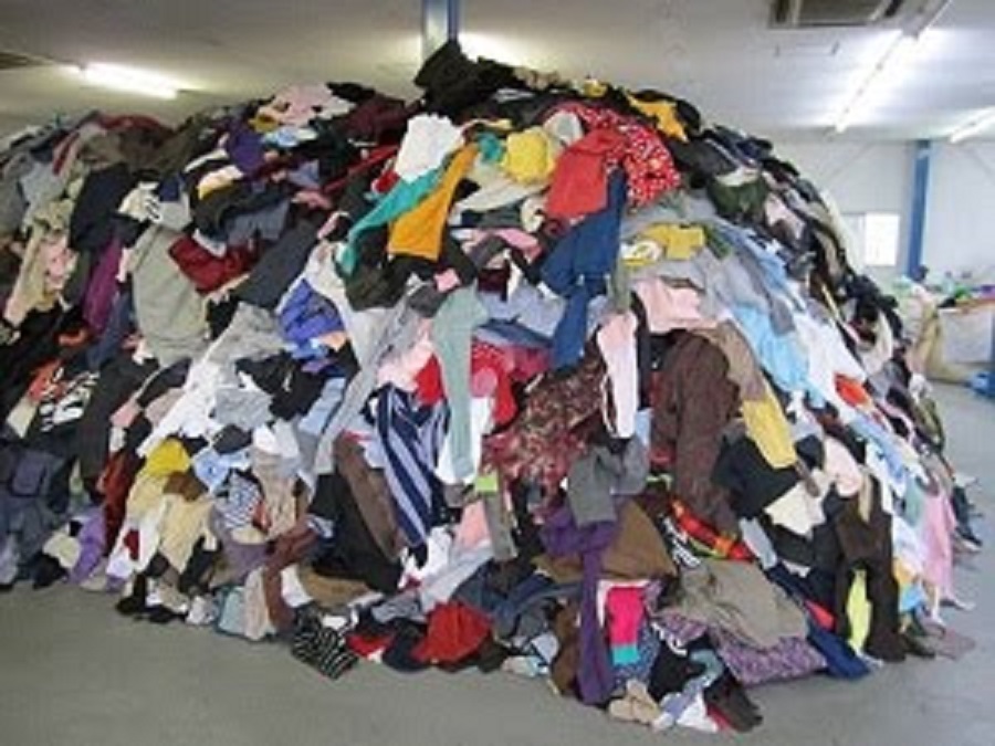A NAGY KÉRDÉS: Miért égetik el tonnaszámra az el nem adott ruhákat a boltláncok?