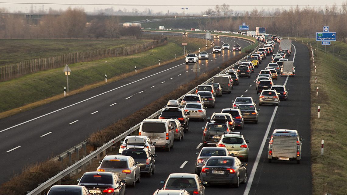 HA AUSZTRIÁBA KÉSZÜLSZ, HAGYJ FEL MINDEN REMÉNNYEL! 5-6 kilométeres dugó a határon