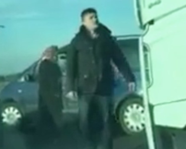 Emberek, milyen viselkedés ez? Késsel fenyegettek egy kamionost az M1-es autópályán