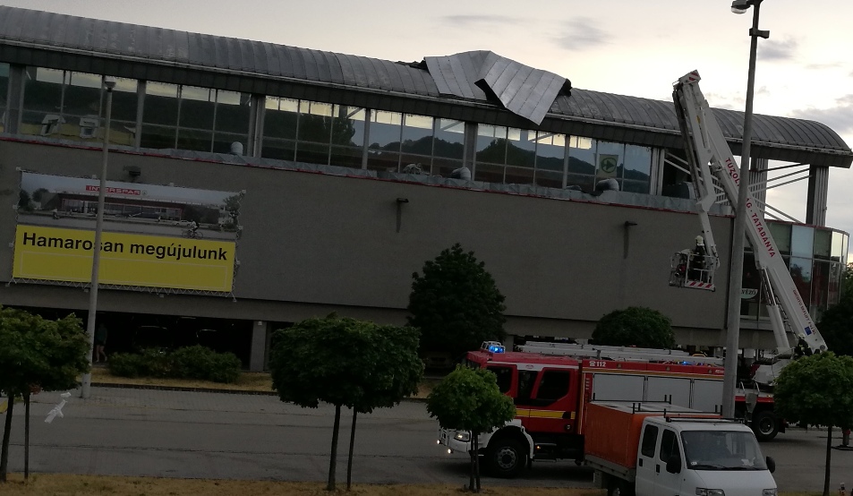 Elkezdte a szél az Interspar felújítását, szerencsére a tűzoltók segítettek