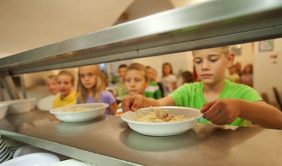 JÓ NEKÜNK A KÖLYÖK KFT, A TATABÁNYAI MENZÁKON? Finom vagy ehetetlen, amit a diákokkal és a tanárokkal etetnek?