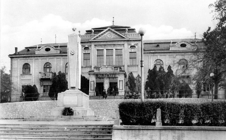 jaszaimariszinhaz-petofimozikent50esevek-hazrolhazra-hu.jpg