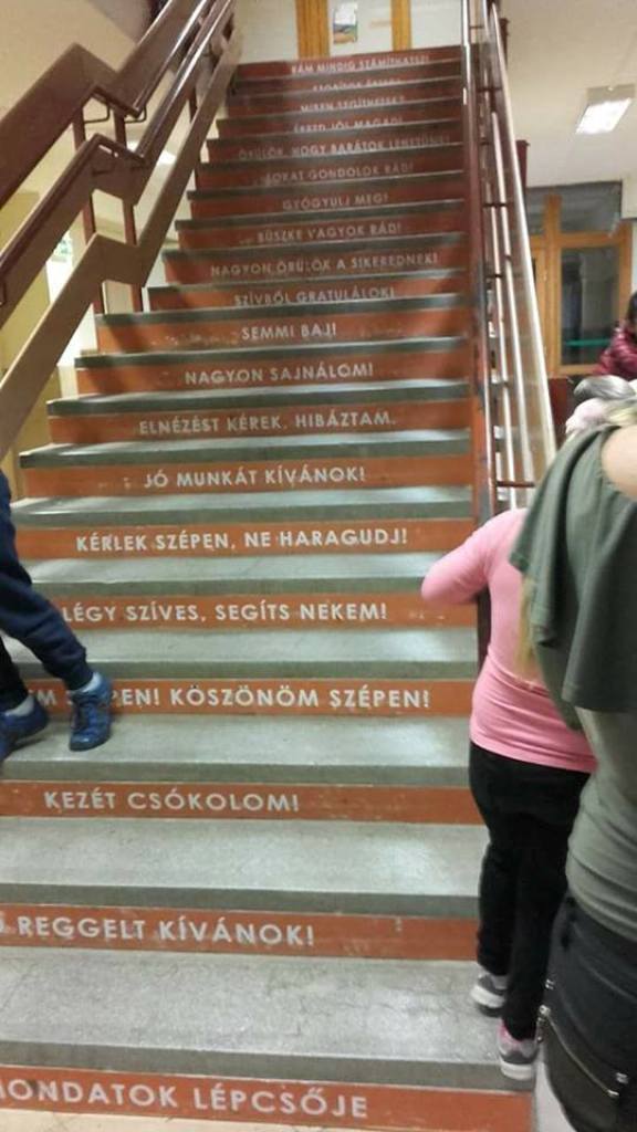 A tatabányai iskolákban is lehetne Varázsmondatok lépcsője. Vagy lehet, hogy már van?