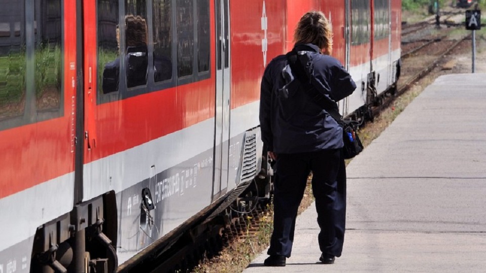 VAN ESÉLY, HOGY IDŐBEN TATABÁNYÁRA ÉR: Kijavították a felsővezeték- hibát a Budapest–Győr–Hegyeshalom vonalon