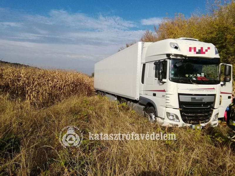 Rosszul lett és Vértesszőlősnél a kukoricásba hajtott egy kamionos