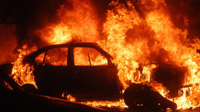 Kiégett Tatabányánál egy autó az M1-esen, le is kellett egy sávot zárni!