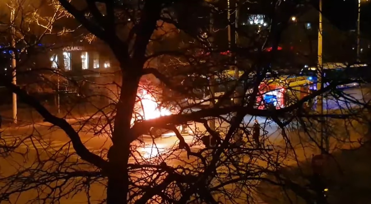 ÓRIÁSI, ÉJJELI AUTÓTŰZ TATABÁNYÁN, A GYŐRI ÚTON: videón a helyi lánglovagok