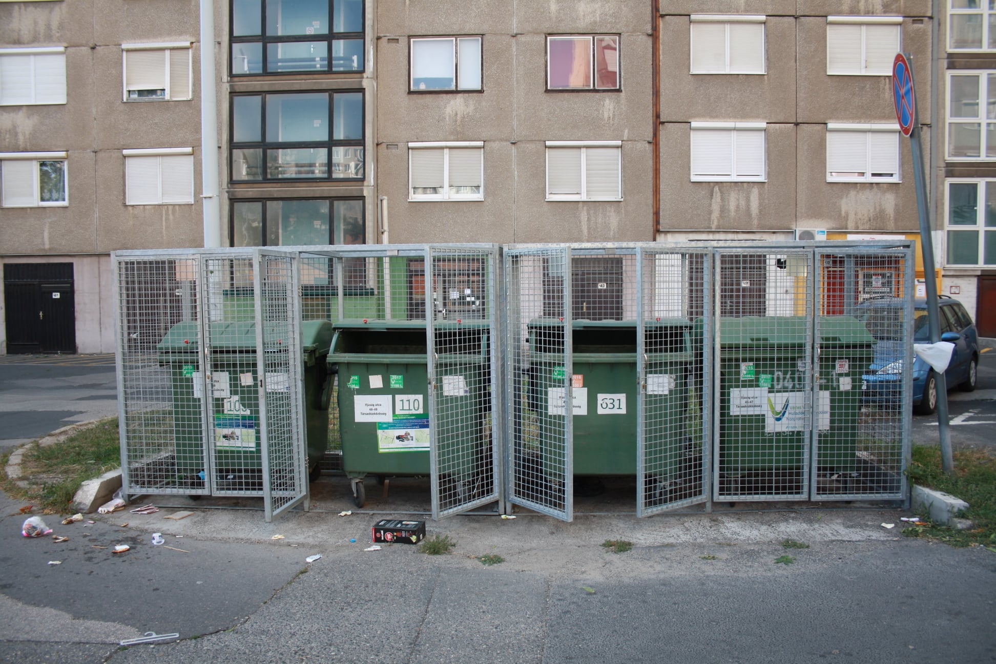 SZÍVATJÁK A LAKÓKAT A SZEMETESEK TATABÁNYÁN: Miért nem zárják a ketreceket?