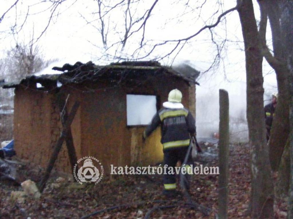 Hajléktalanok kunyhója gyulladt ki Tatabányán