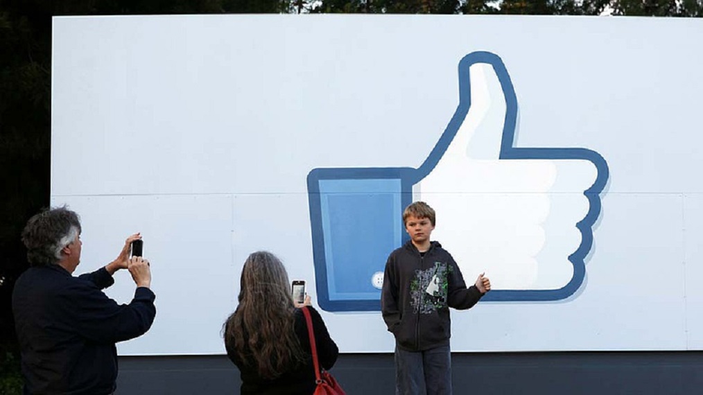 RENGETEG TATABÁNYAI SEM FOG ÖRÜLNI: Eltűnhet a lájkszámláló a Facebookról