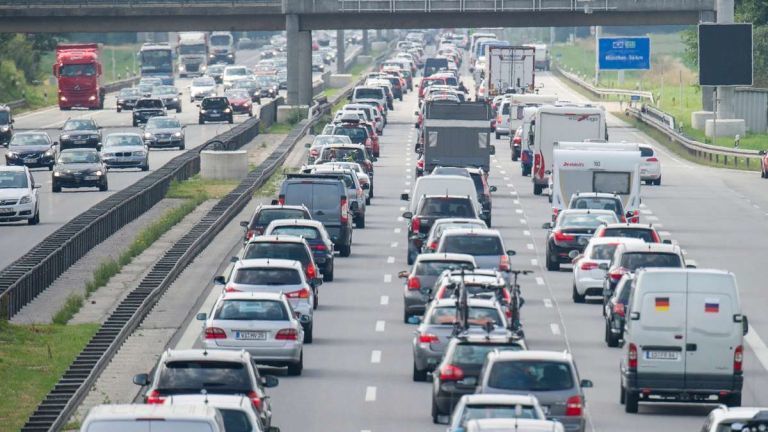 HOLNAPTÓL TATABÁNYÁNÁL AZ UTÓBBI IDŐK LEGNAGYOBB DUGÓI JÖNNEK! Hétfőtől szerdáig 6km-en éjjel-nappal javítják az M1 autópályát