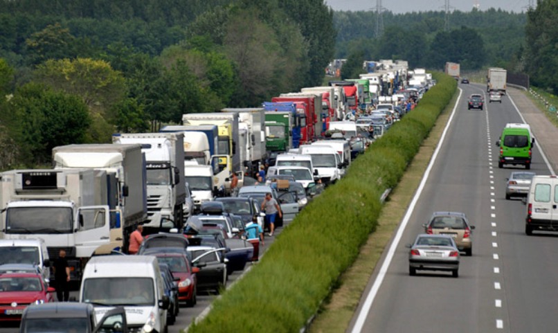 Útburkolatot festenek az M1-es autópályán Budapest felé a 62-es km-nél. Torlódásra számítsanak