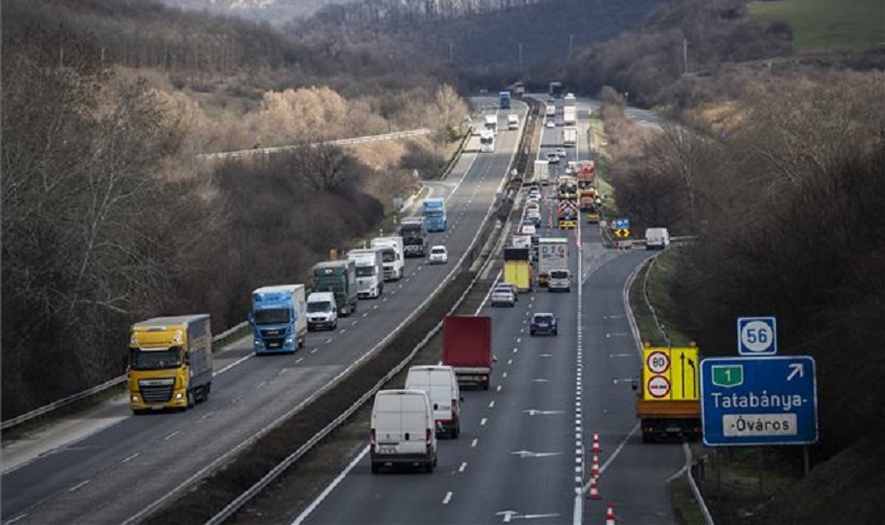 SAJNOS NEM TRÉFA: Holnaptól hatalmas torlódás az M1-esen, javítják az utat Tatabánya és Bicske között