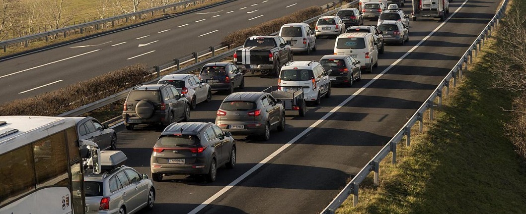 Mi lesz így hónapokig? Brutális dugó az M1-esen, de már az 1-es főuton is gáz a helyzet