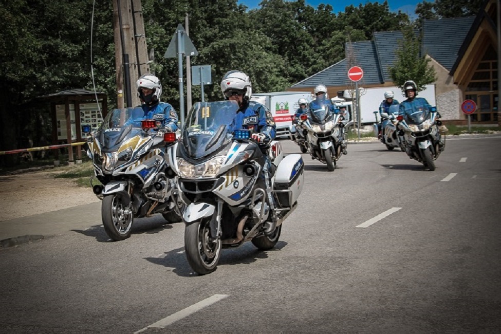 MÁR MOTORRAL IS VADÁSZNAK A GYORSHAJTÓKRA TATABÁNYÁN ÉS KÖRNYÉKÉN! Bevetésen a zsaruk