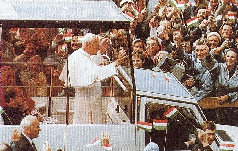 Ma 26 éve jött először a pápa Magyarországra - korabeli tudósítással