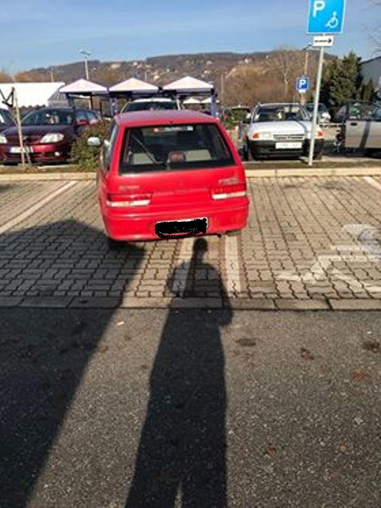 Újabb parkolózseni a Tescónál Tatabányán