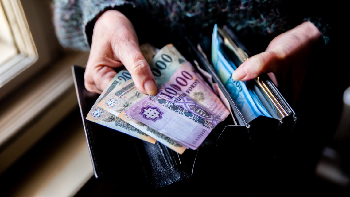 CSÜTÖRTÖKÖN UTALNAK TATABÁNYÁN IS! Jön az egyheti “választási pénz