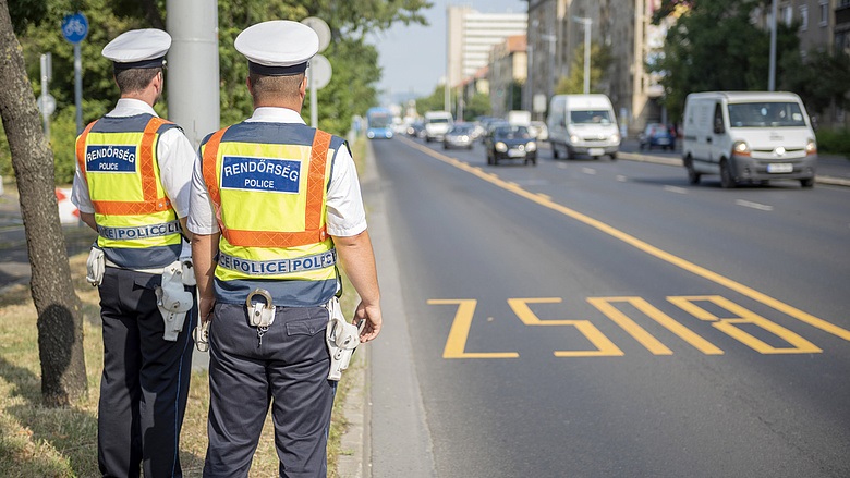 2022 ELEJÉRE ÍGÉRNEK PÉNZESŐT A RENDVÉDELMISEKNEK: a tömeges leszerelést akadályoznák meg?