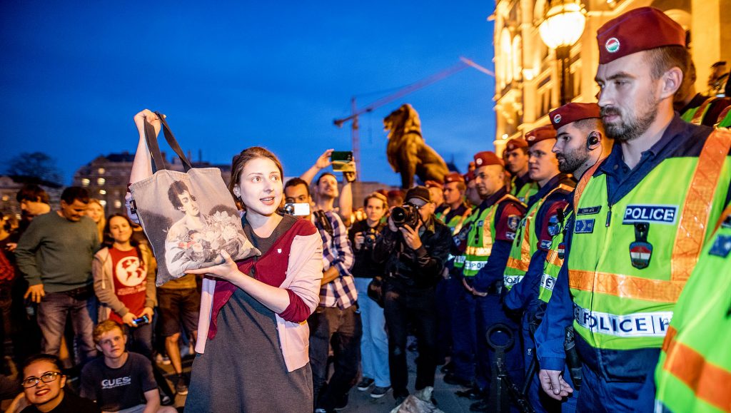 TÁMOGATJA A FÜGGETLEN RENDŐRSZAKSZERVEZET A RABSZOLGATÖRVÉNY ELLENI TILTAKOZÁSOKAT!