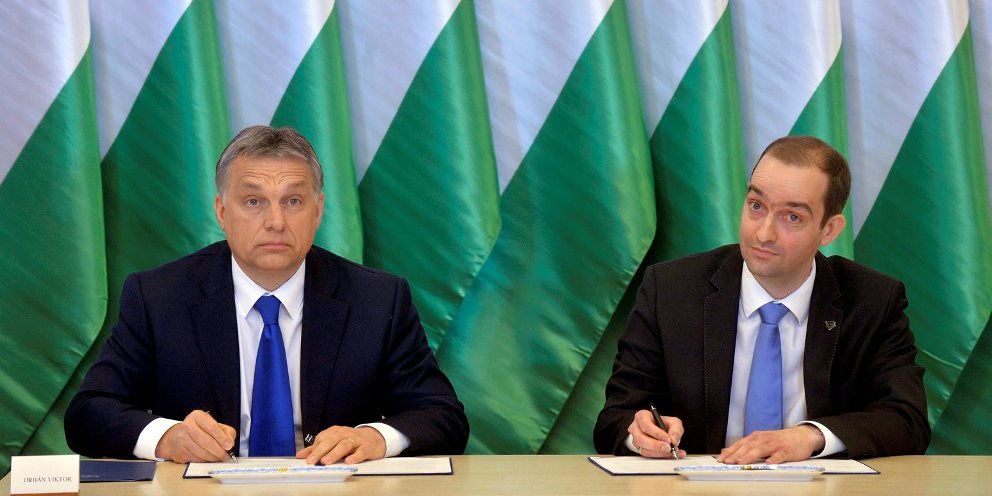 Modern Város már Tatabánya? Mi történt a tavalyi Orbán-Schmidt Blöff Parádéval?