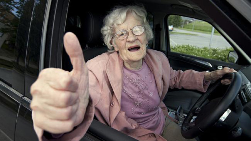 MIT GONDOLNAK A TATABÁNYAIAK: hány éves korig vezethessenek az idős sofőrök?