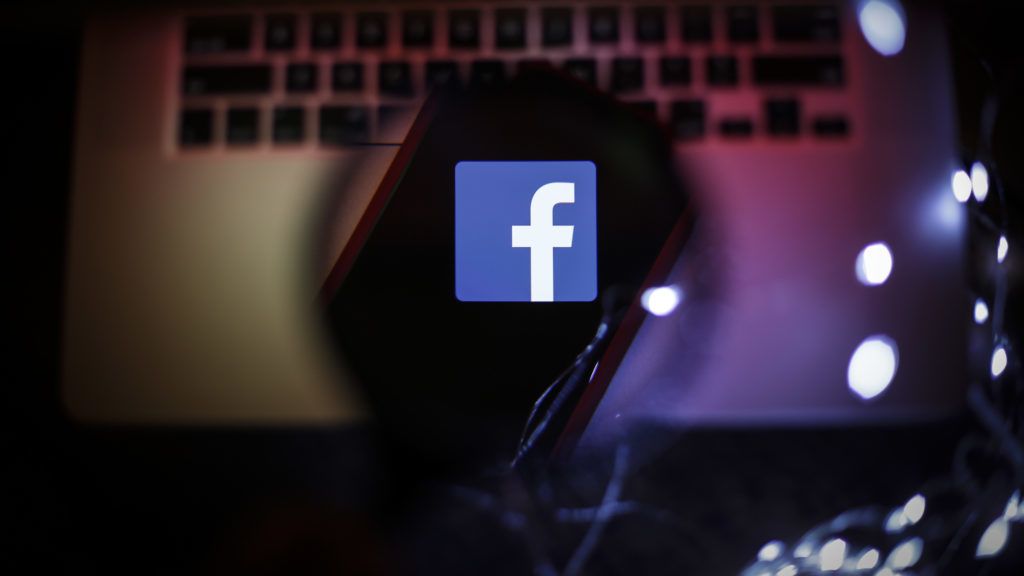 NÁLUNK IS HAMAROSAN A SÖTÉTSÉG:  "Elsötétülhet" a Facebook, és nagyon fogunk örülni neki