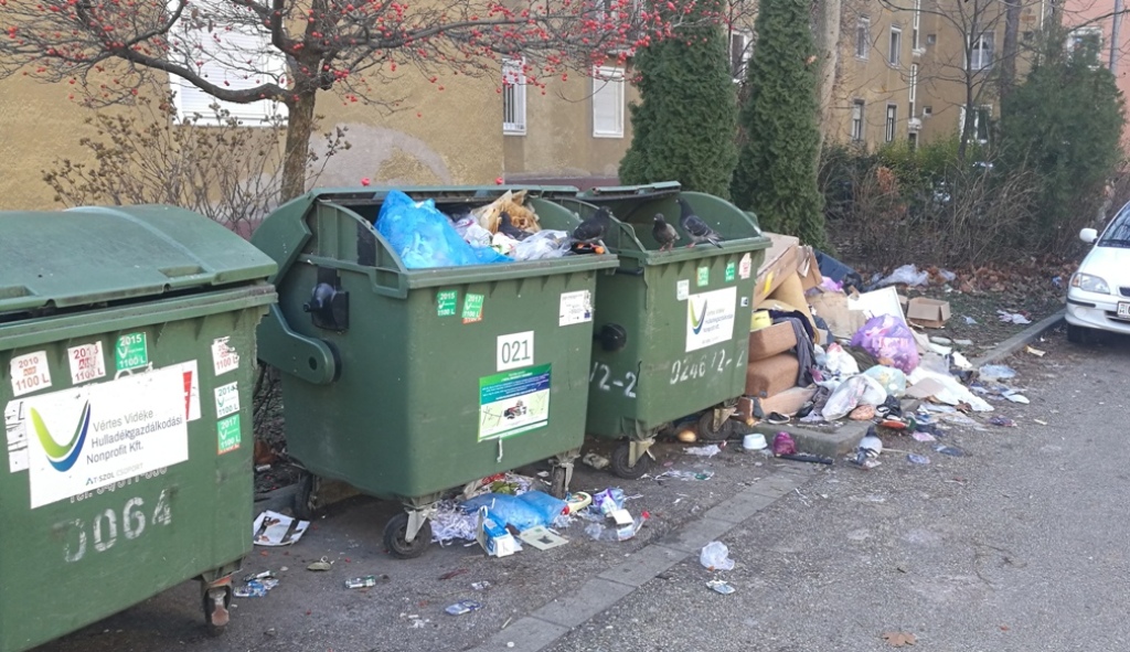 Fotópályázatunk első darabja: Az Esztergomi utcai szemétkompozíció, mint egy új művészet zászlóshajója