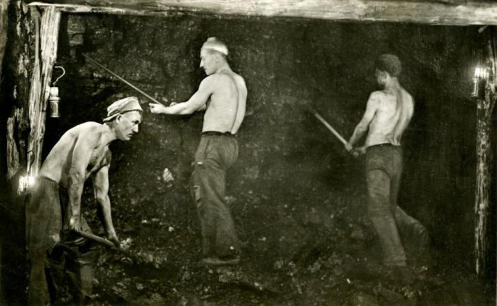 Mikor a szívlapátosok  elmennek  M. Lőrinc “Arannyáváltoztató” Sámánhoz,  hogy újra tudják indítani a bányákat (Tatabányai mesék)
