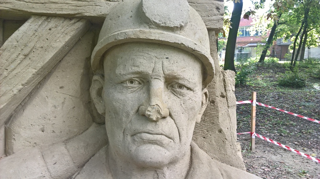 Valaki megint szétbarmolta a szobor orrát a Május 1. parkban