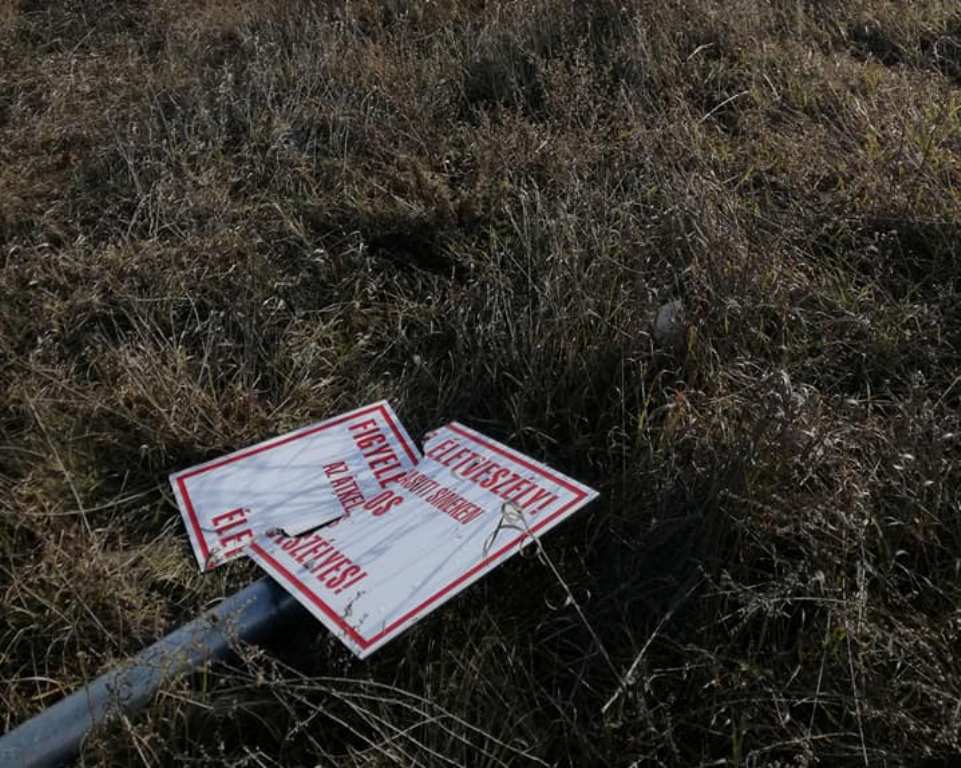 Szégyen! Eddig tartott a vonatgázolás helyszínére kirakott figyelmeztető tábla a Csónakázó-tónál