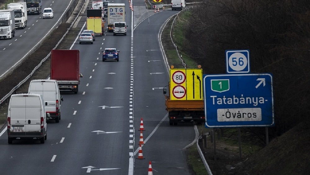 DURVA FOGÁS TATABÁNYA ÉS TATA KÖZÖTT! 45 menekült rejtőzött a kamionban