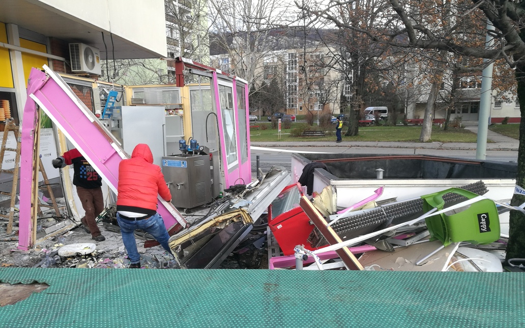 Egy részeg vadállat megsemmisítette a Fő téri fagyizót, szerencse hogy nem halt meg senki.