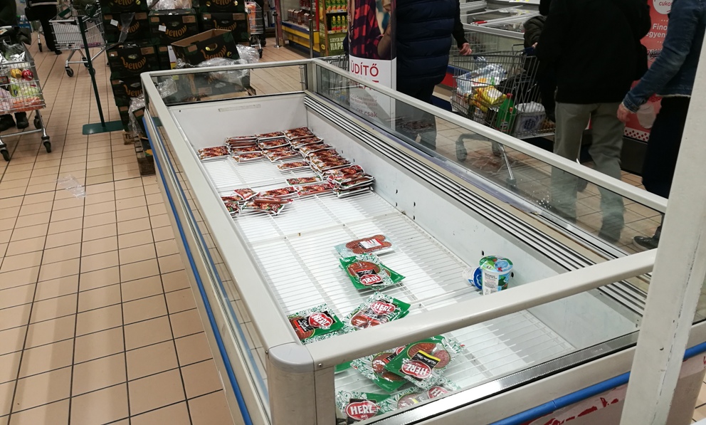 Tatabányai Tescoban jártunk, üres pultokat találtunk