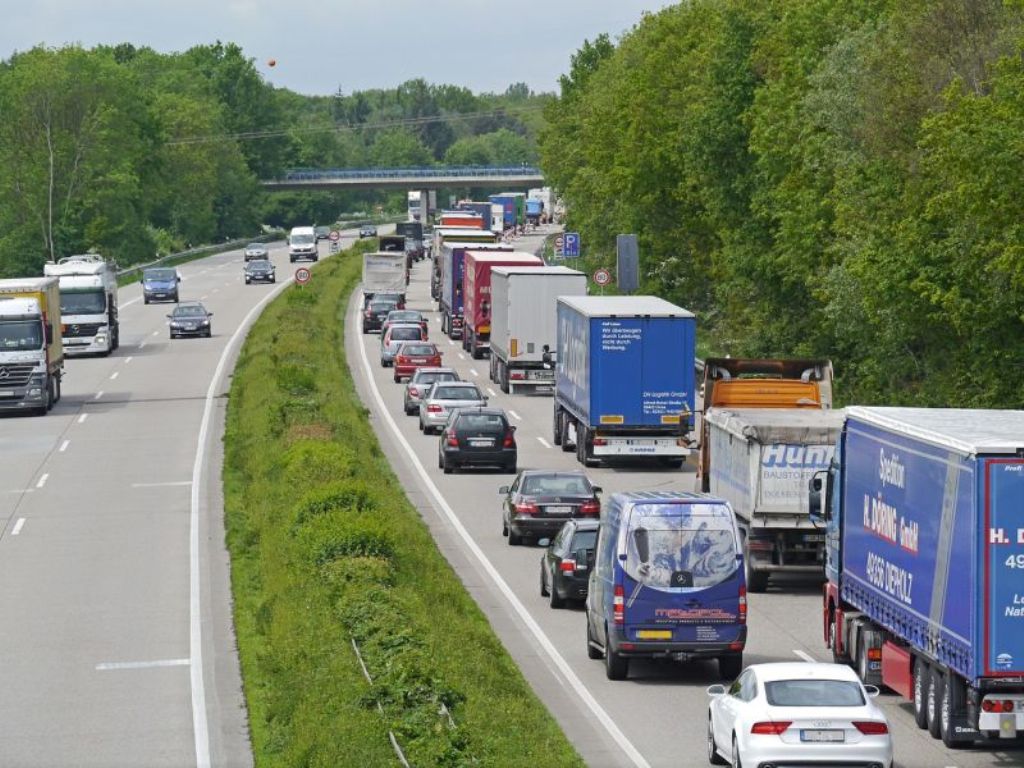 Mától forgalomkorlátozások az M1-es autópályán, kátyúznak