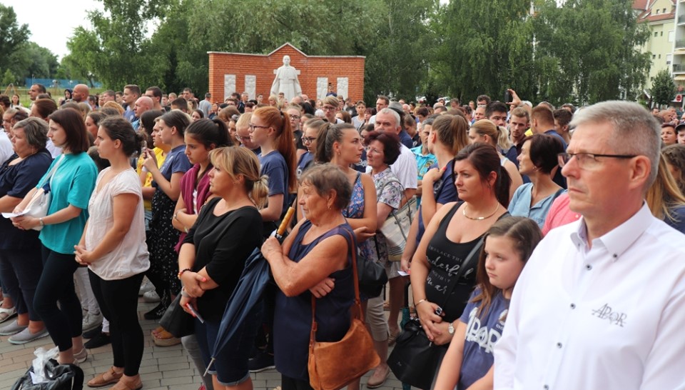 HATALMAS TÜNTETÉS VOLT A SZOMSZÉDBAN!  A katolikus Apor Vilmos leváltott igazgatója mellett szülők százai állt ki. Meghallja ezt Veres András?