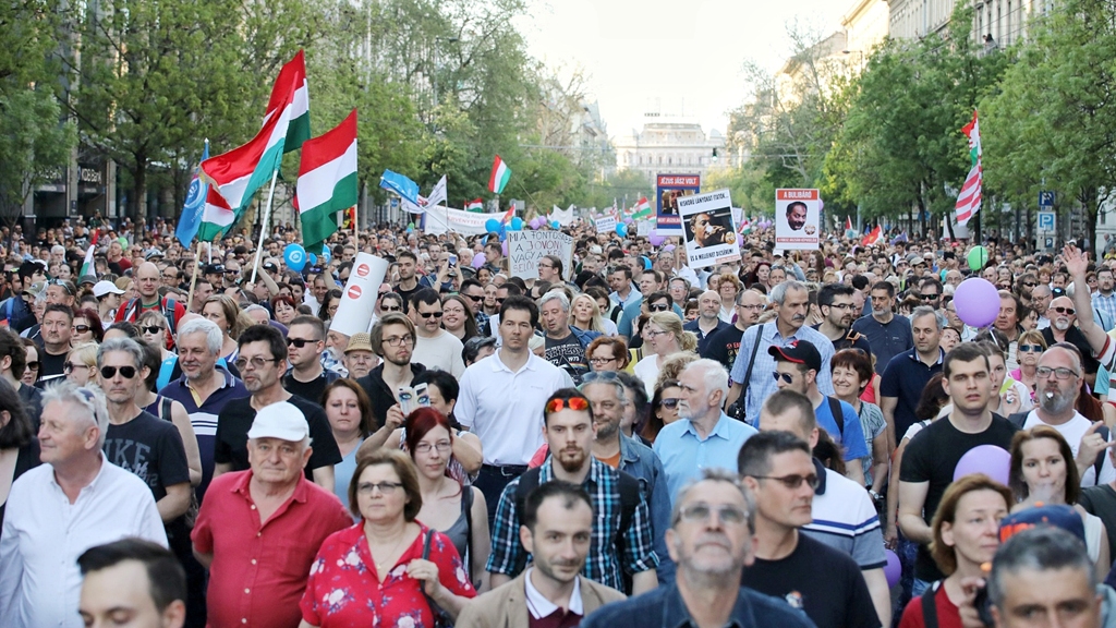 Ismét több tízezren tüntettek a kormány ellen, köztük sok tatabányai! A következő tüntetés május 8-án lesz Budapesten, vajon Tatabányán is lesz akkor tüntetés?  