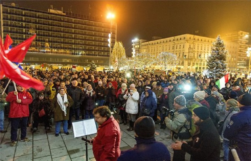 PÉLDA A TATABÁNYAIAKNAK! A rabszolgatörvény ellen tegnap Győrben rengetegen tiltakoztak
