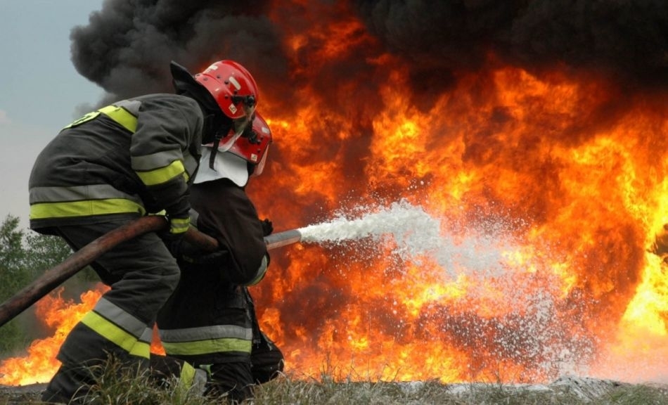 ÁLL A BÁL A LÁNGLOVAGOKNÁL IS:  Elegük van a tűzoltóknak a rengeteg túlórából