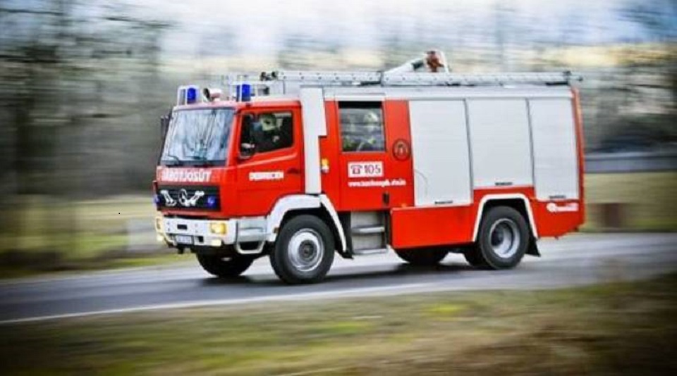 SZALAGKORLÁTNAK ÜTKÖZÖTT EGY TEHERKOCSI AZ M1-ESEN: A tatabányai tűzoltók is a helyszínen!