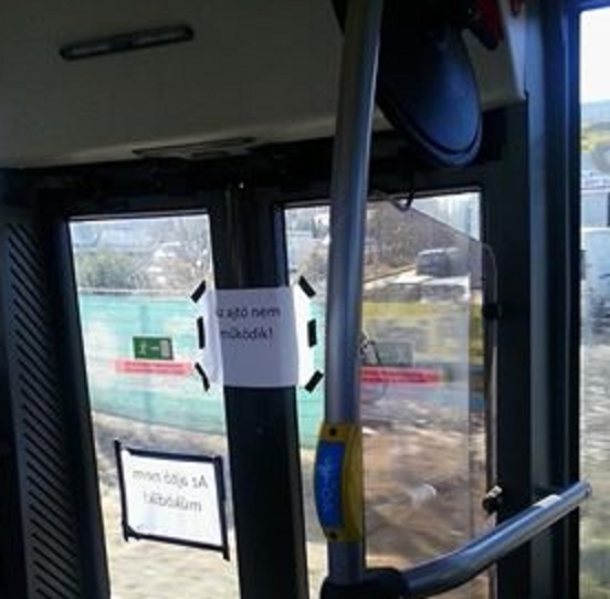 Biztosan csak véletlenül nem működött az egyik ajtó a vadonatúj buszon Tatabányán