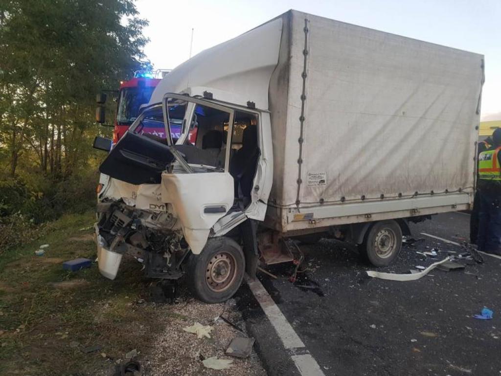 Két teherautó ütközött Környe és Tata között