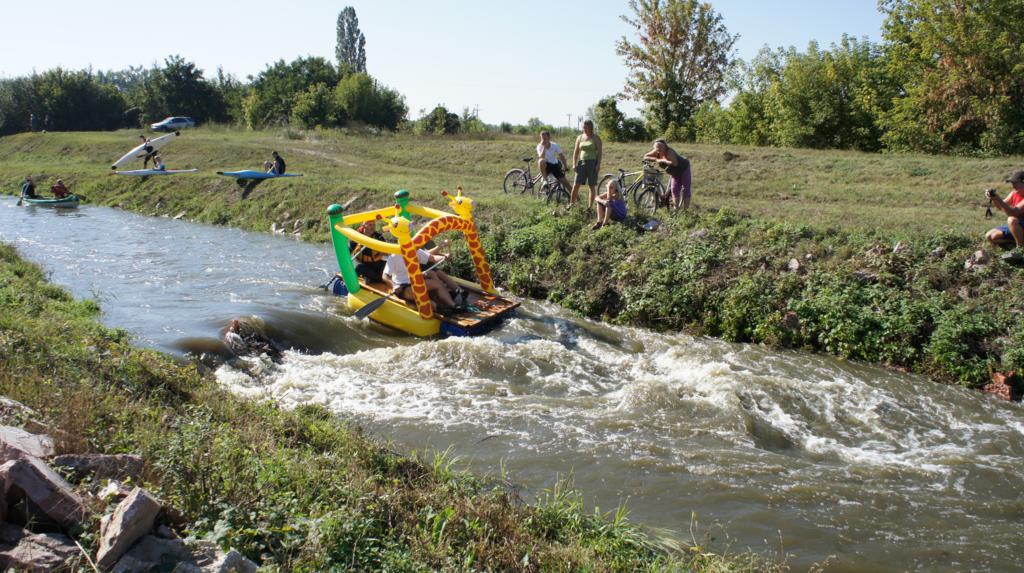 Nem mindennapi szombati program: A tatai Öreg-tó téli leeresztése miatt felduzzasztott Által-éren 13 kilométeres vízitúrán lehet eljutni a Dunáig