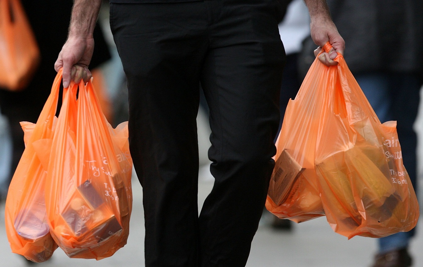 BRUTÁLIS BÚCSÚ: Jövőre betilthatják a műanyag zacskókat nálunk is
