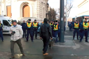 A Ligetvédők a mai tüntetésen egy zsák rohadt narancsot akartak a Fidesz-székház elé önteni, de megijedtek a rendőröktől