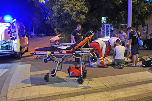 SÚLYOS BALESET! Villamos karambolozott tegnap este egy autóval, majd a zebrán gyalogost gázolt, akit súlyos sérülésekkel vittek el.