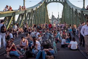 Újra közösségi tér lesz a Szabadság híd a nyári hétvégéken